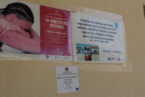 Cartells d'ajut a les víctimes de violència de gènere en un CAI